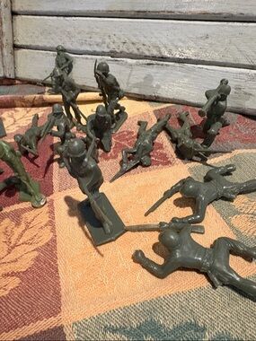 U.S. Army Green Plastic Toy Soldier Action Figures 19 Army Men